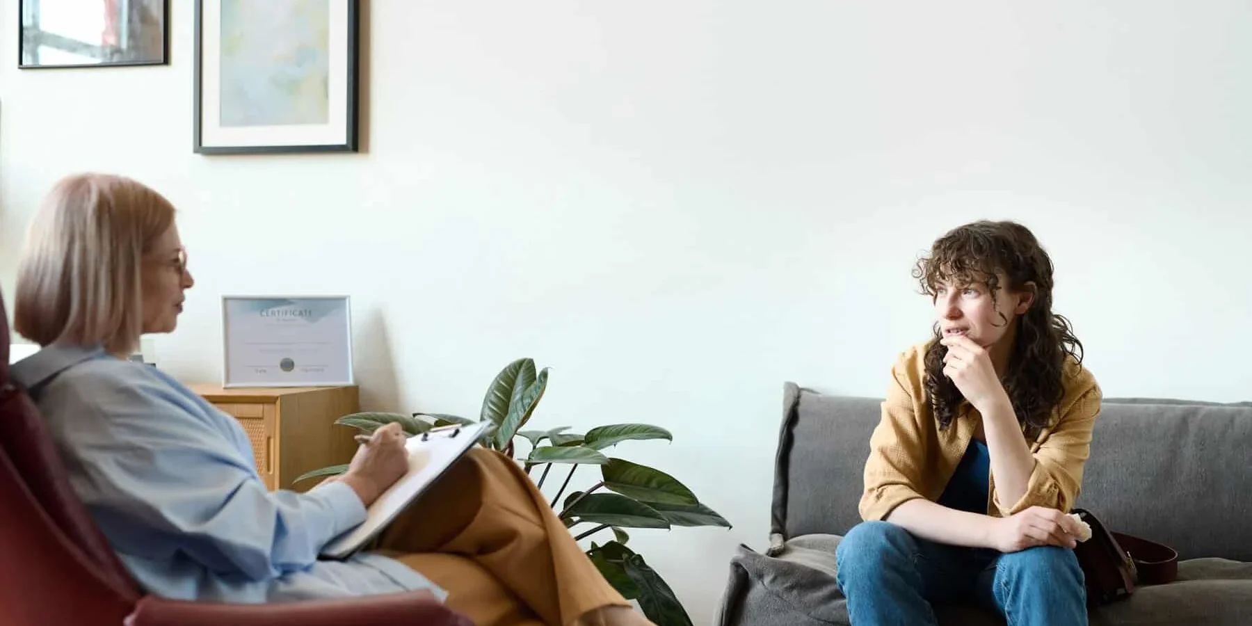 patient listens as therapist reviews a list of opioid pain medications