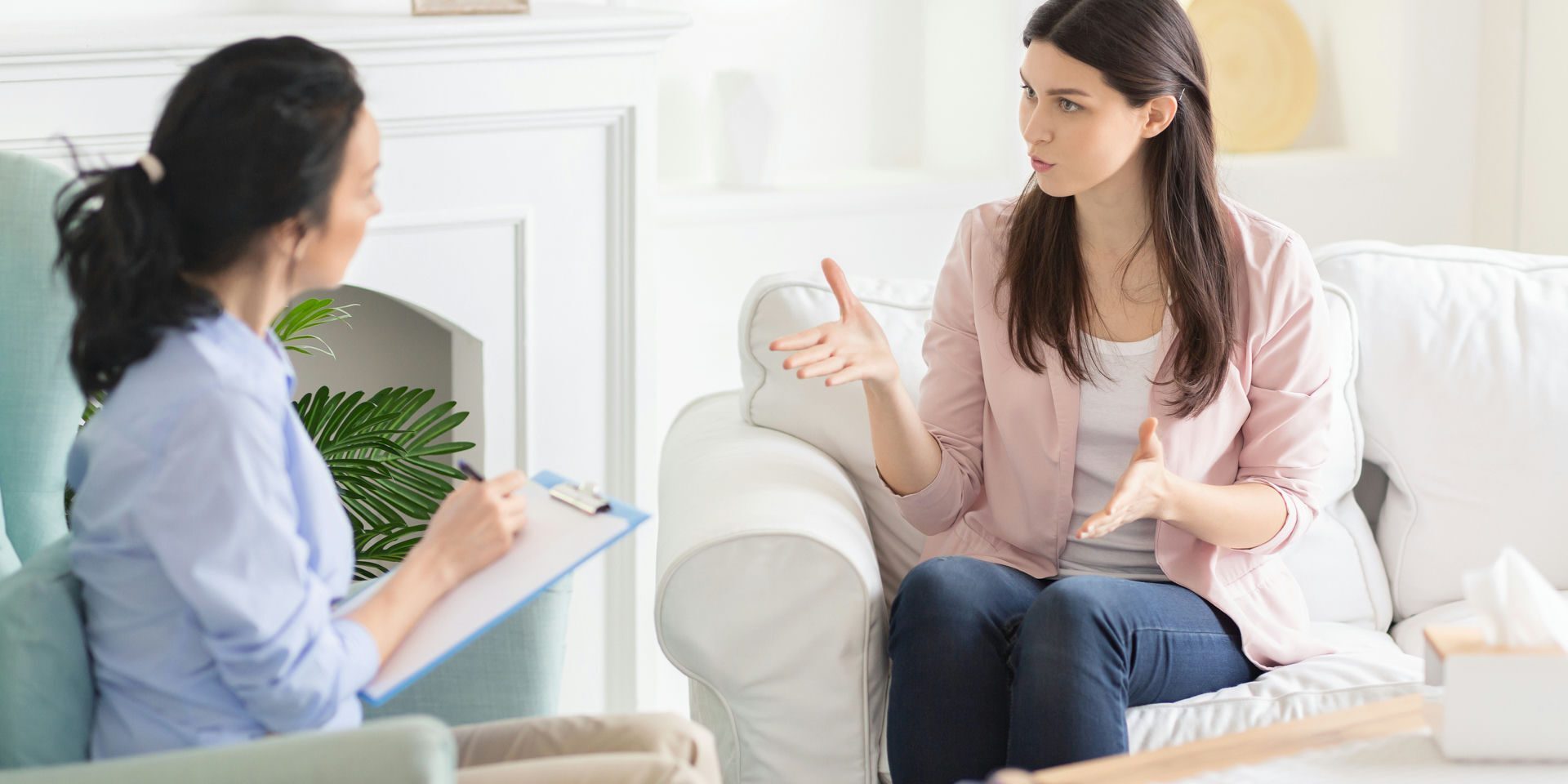 Therapist speaking to her patient about the pros and cons of psychodynamic therapy